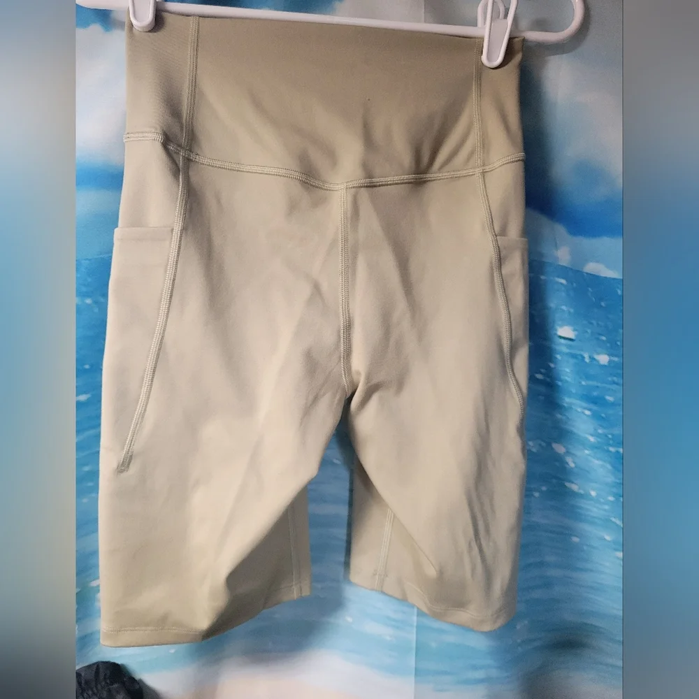 The North Face NWOT Light Beige Biker Shorts‎ Women's Size Medium